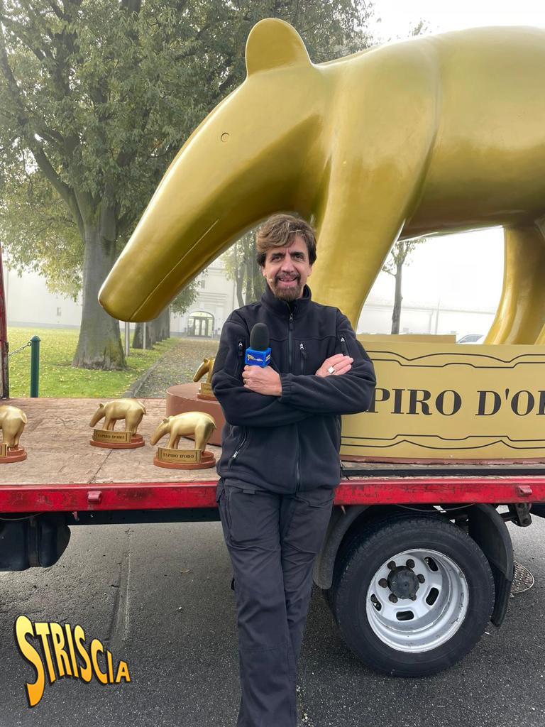 Juventus, missione Staffelli a Torino: Tapiro gigante di Striscia la Notizia Juventus, missione Staffelli a Torino: Tapiro gigante di Striscia la Notizia