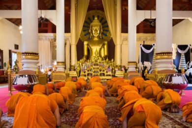 Thailandia monaci risultano positivi al test antidroga: chiuso tempio buddista