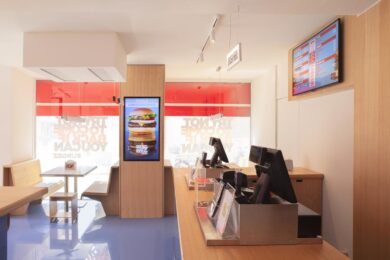 Burgez presenta il “Fake Burgez”, che imita un famoso hamburger americano