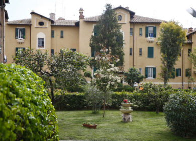 Da Nanni Moretti a Giorgia Meloni: la Garbatella avvolta da foto lenzuola