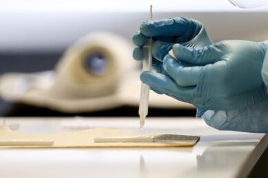 Varese, falsi tamponi positivi per evitare il vaccino: 11 indagati