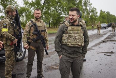 La sindaca di Parigi a quello di Kiev in guerra: “Vi servono piste ciclabili”