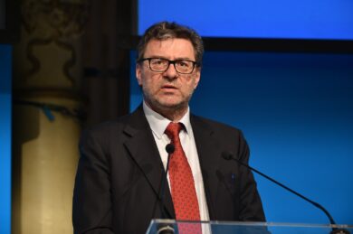 Manovra, Giorgetti: “Dalle pensioni soldi ai figli. Recessione nel 2023”