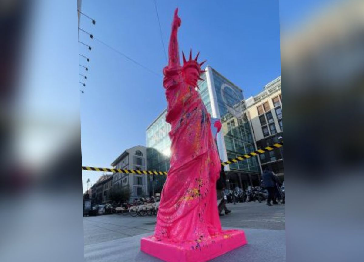 Milano: una Statua della Libertà alta 2,5 metri con il volto di Putin. FOTO Milano: una Statua della Libertà alta 2,5 metri con il volto di Putin. FOTO