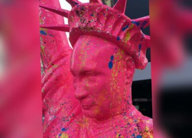Milano: una Statua della Libertà alta 2,5 metri con il volto di Putin. FOTO