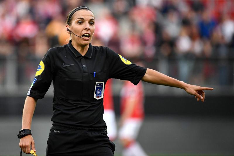 Chi è Stephanie Frappart, prima donna arbitro ai Mondiali: Costa Rica-Germania storica a Qatar 2022