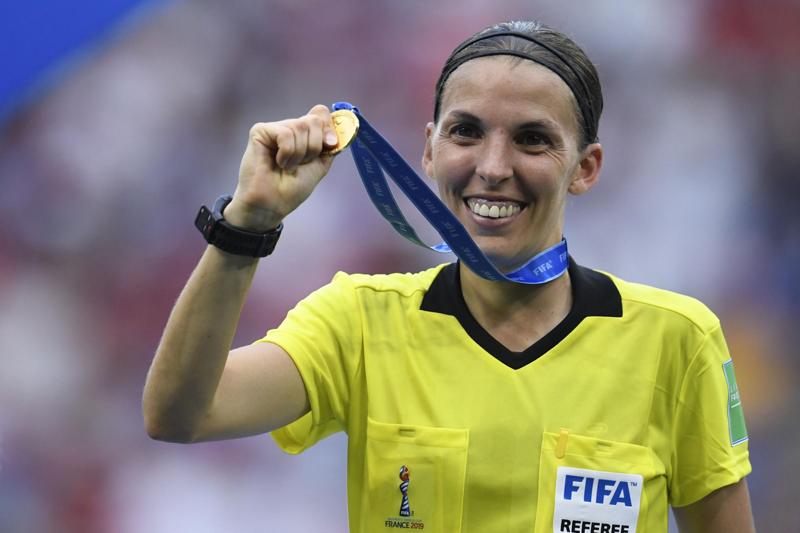 Chi è Stephanie Frappart, prima donna arbitro ai Mondiali: Costa Rica-Germania storica a Qatar 2022