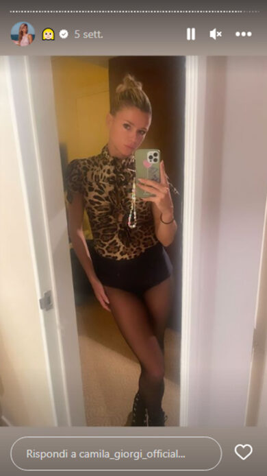 Camila Giorgi: stivale nero, niente gonna e… foto fashion da sogno