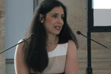 Atene, attentato a Susanna Schlein, sorella di Elly: incendiata l’auto