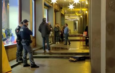 Brindisi, tenta una rapina in gioielleria ma viene linciato dai passanti