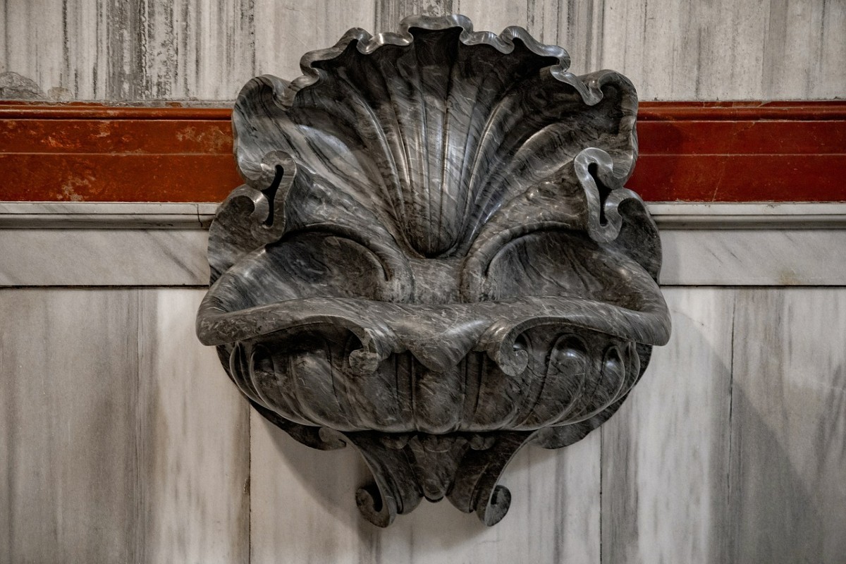 Cervinara (AV) orrore in chiesa: escrementi e urine nelle acquasantiere Cervinara (AV) orrore in chiesa: escrementi e urine nelle acquasantiere