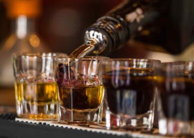 Piazza Navona, turisti inglesi ubriachi devastano la vetrina di una gelateria