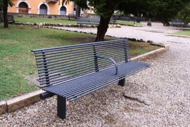 Verona, Tommasi leva divisori “anti-clochard” dalle panche. E Tosi lo attacca