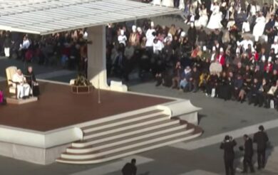 Papa Francesco, danza acrobatica spettacolare a San Pietro: VIDEO