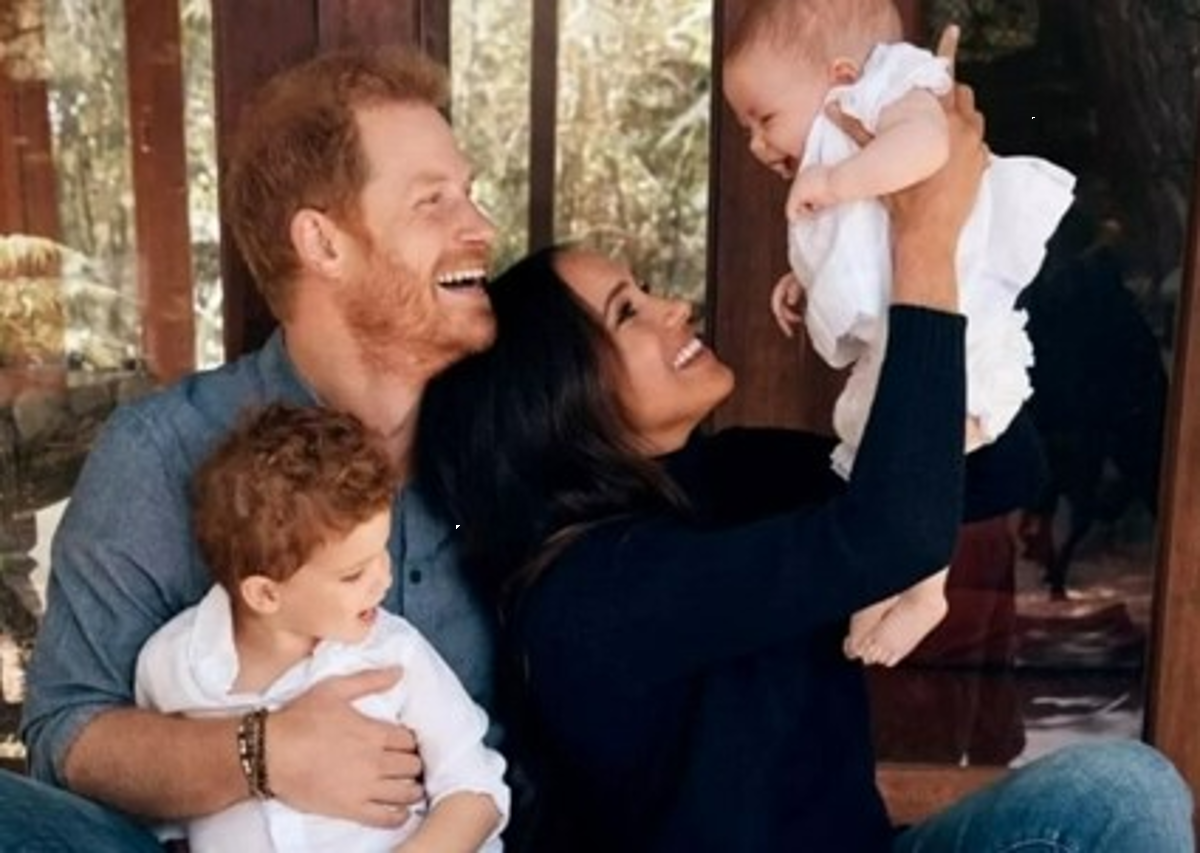 Harry-Meghan fanno cassa col docufilm: ennesimo colpo basso a William e Kate Harry-Meghan fanno cassa col docufilm: ennesimo colpo basso a William e Kate
