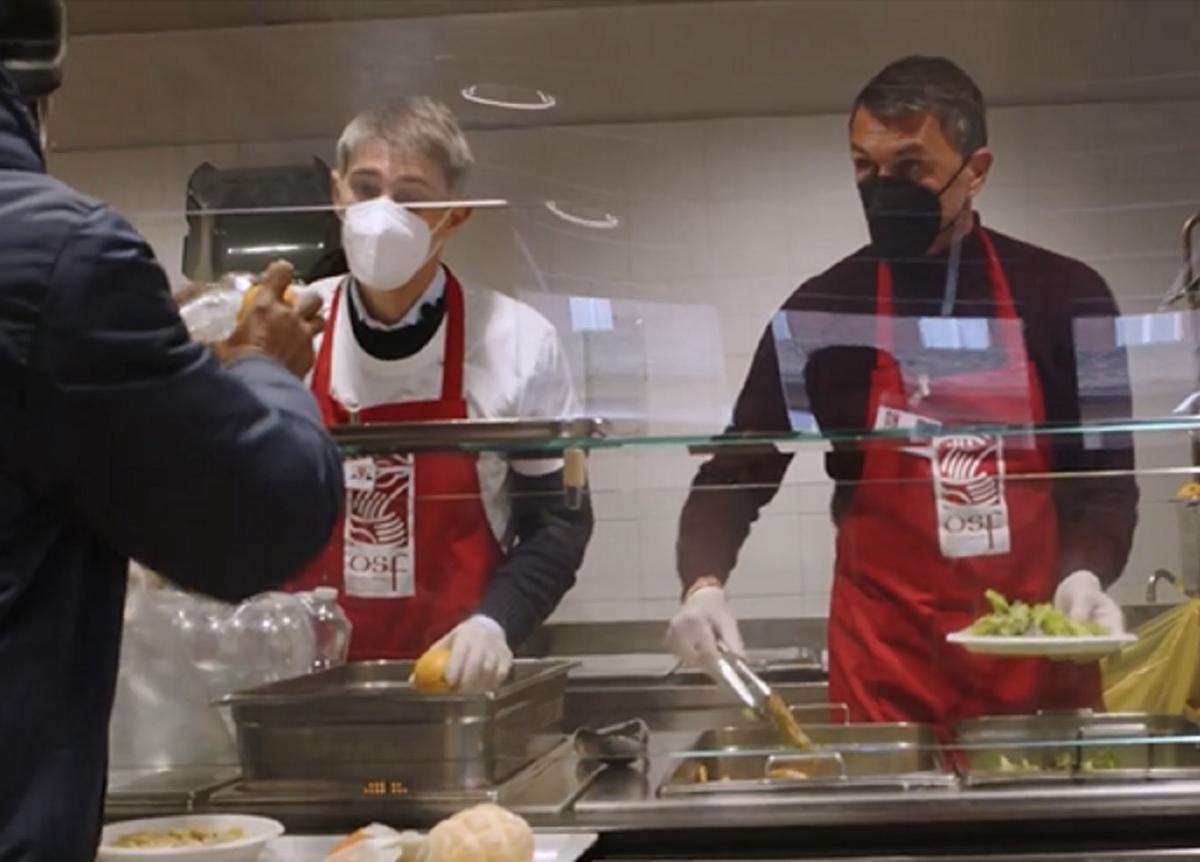 Milan, Maldini e Massara servono alla Mensa dei Poveri. VIDEO Milan, Maldini e Massara servono alla Mensa dei Poveri. VIDEO