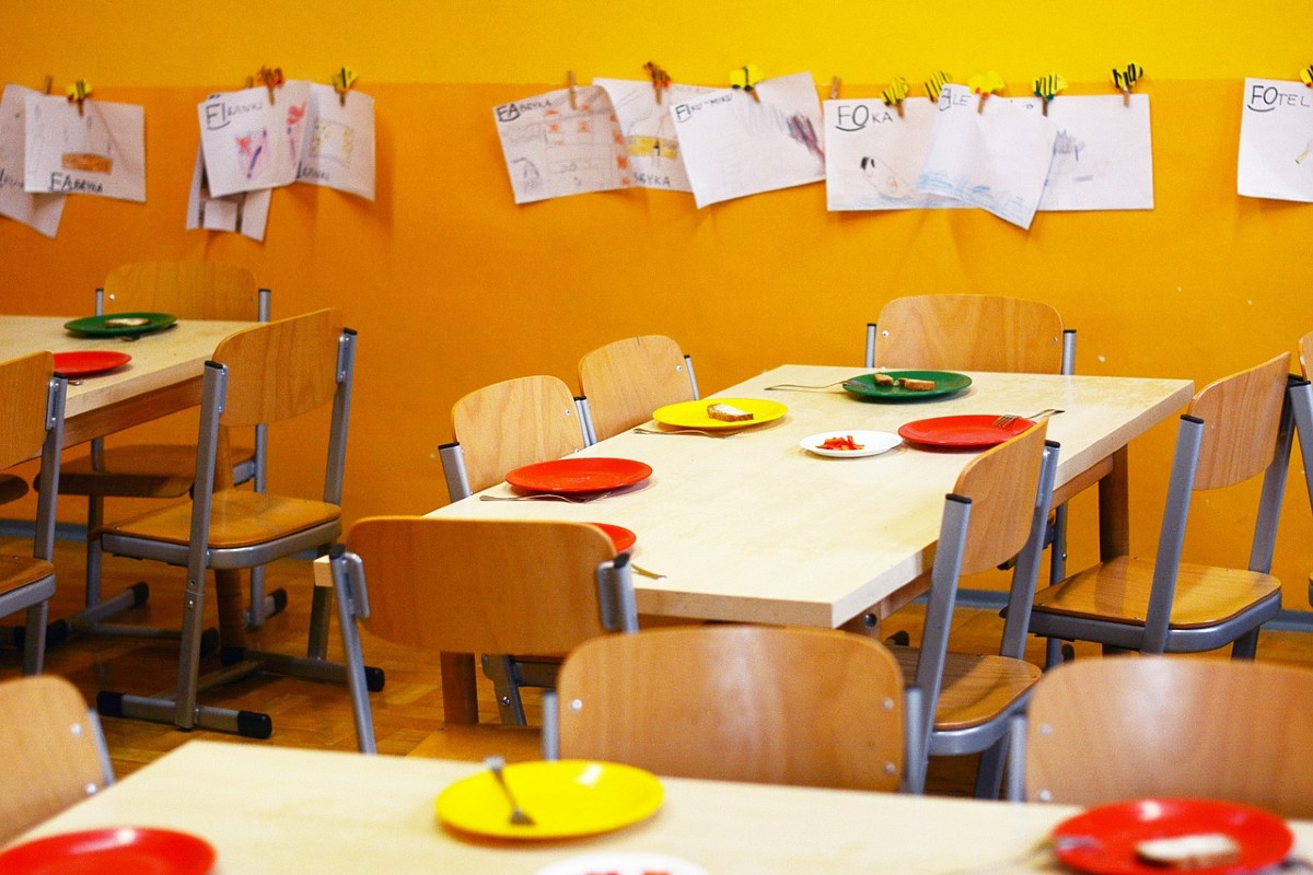 Monterotondo, vite nella pasta dei bambini alla mensa scolastica Monterotondo, vite nella pasta dei bambini alla mensa scolastica