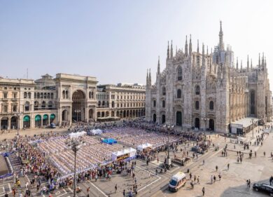 Il Natale in piazza Duomo: si accendono le luci dell’albero