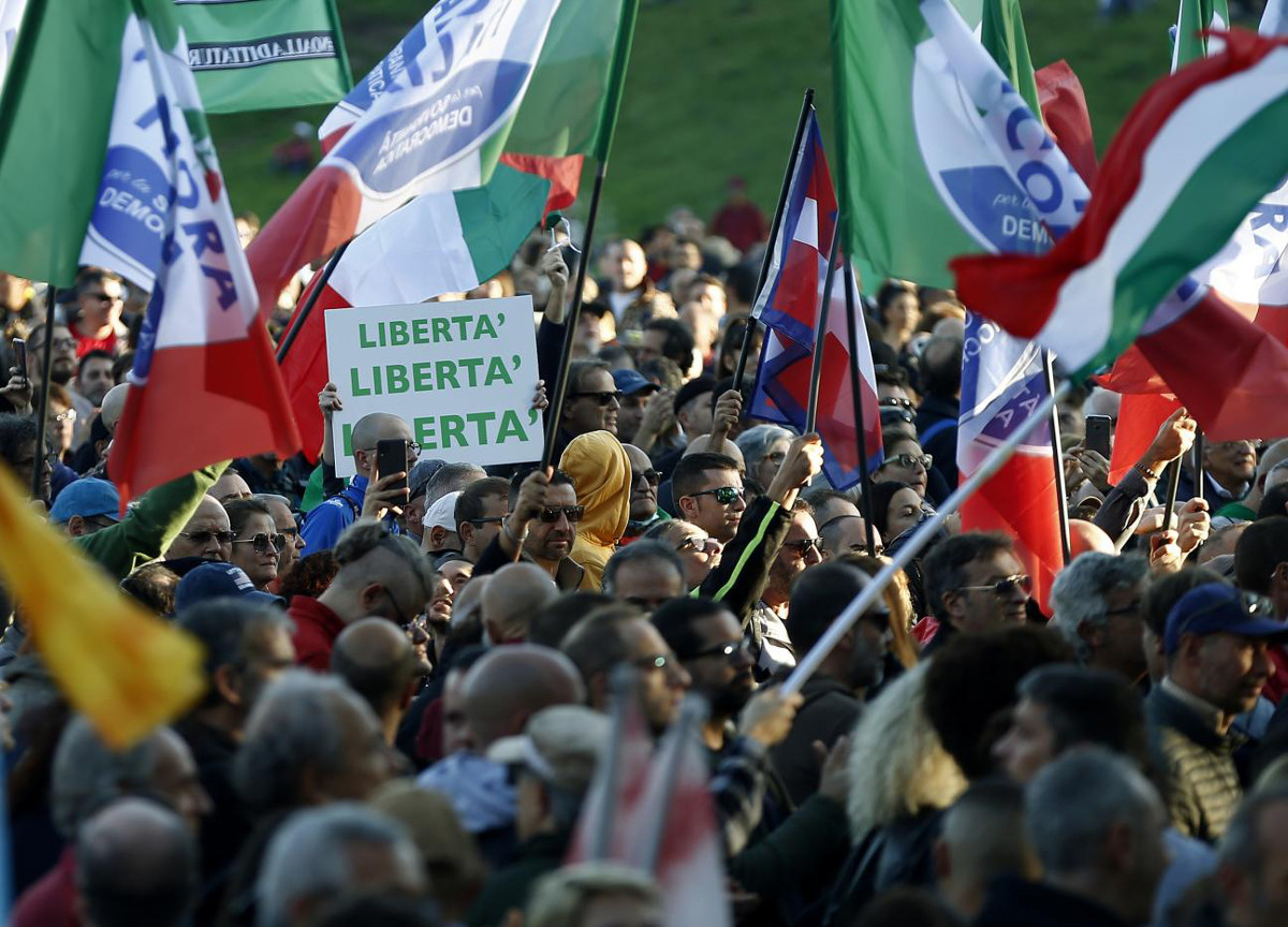 No vax, il governo Meloni sospende le sanzioni: “Congelate fino a giugno 2023”