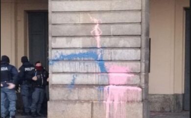 Attivisti contro la Scala: imbrattano la facciata del Teatro