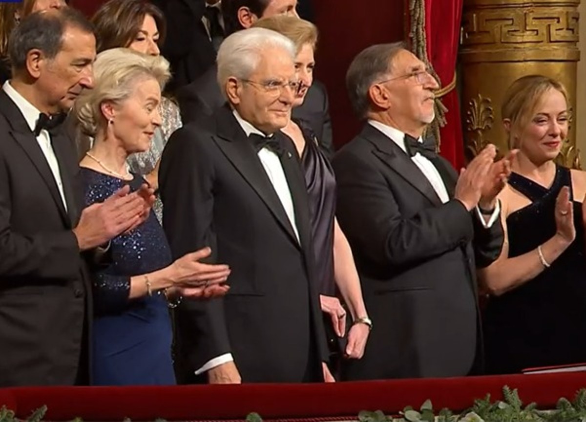 Scala, tredici minuti di applausi e fiori al termine del Godunov. FOTO