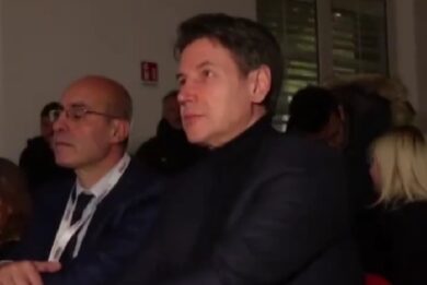 Conte s’inventa la “contro-Scala”: assiste alla prima con i percettori di Rdc