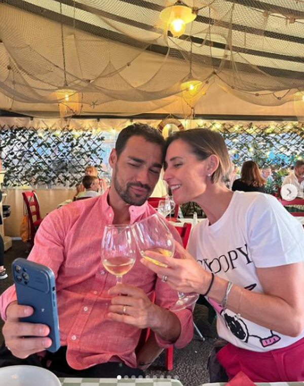 Pennetta, sorpresona a Fognini in spiaggia a Sanremo. La festa per i 10 anni di matrimonio Pennetta, sorpresona a Fognini in spiaggia a Sanremo. La festa per i 10 anni di matrimonio