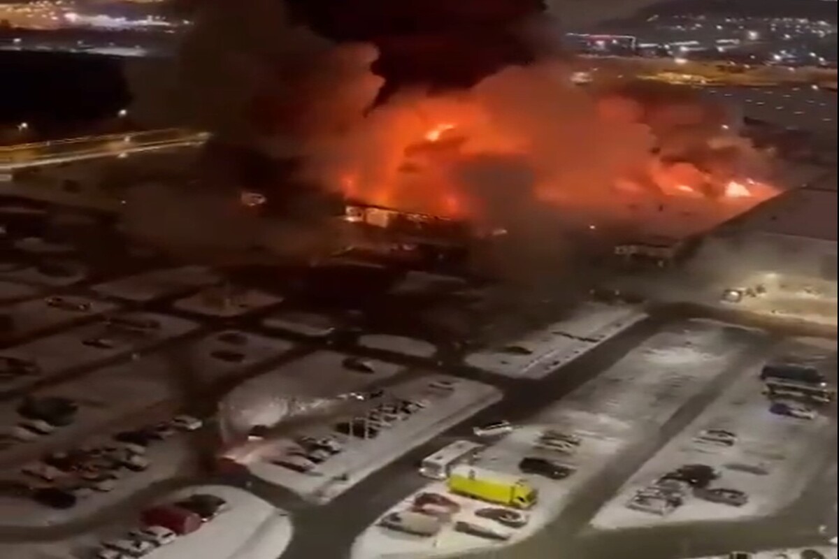 Incendio a Mosca in un centro commerciale: attacco o incidente? La verità Incendio a Mosca in un centro commerciale: attacco o incidente? La verità