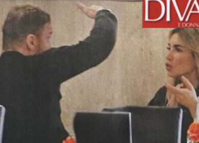 Totti-Noemi, prima lite al ristorante. Lui gesticola, lei si asciuga gli occhi