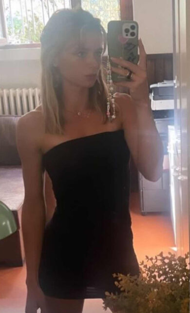 Camila Giorgi rosso fuego, vestito cortissimo-stivali. E all’Australian Open..