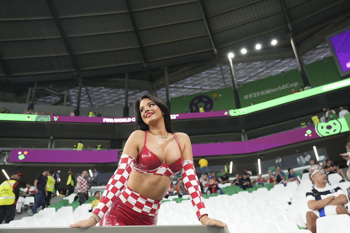 Ivana Knoll (balletto sensuale) e Neymar: le 2 facce di Croazia-Brasile. Foto Ivana Knoll (balletto sensuale) e Neymar: le 2 facce di Croazia-Brasile. Foto