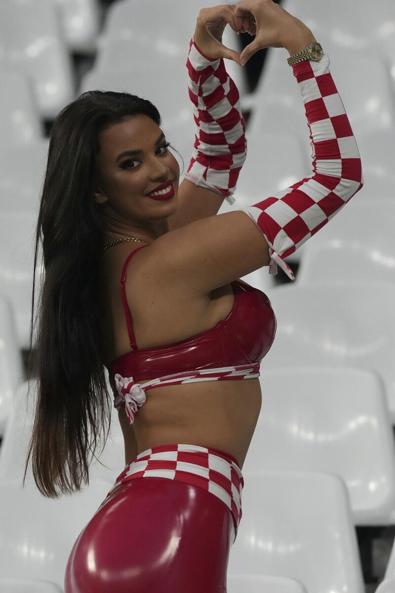 Ivana Knoll (balletto sensuale) e Neymar: le 2 facce di Croazia-Brasile. Foto Ivana Knoll (balletto sensuale) e Neymar: le 2 facce di Croazia-Brasile. Foto