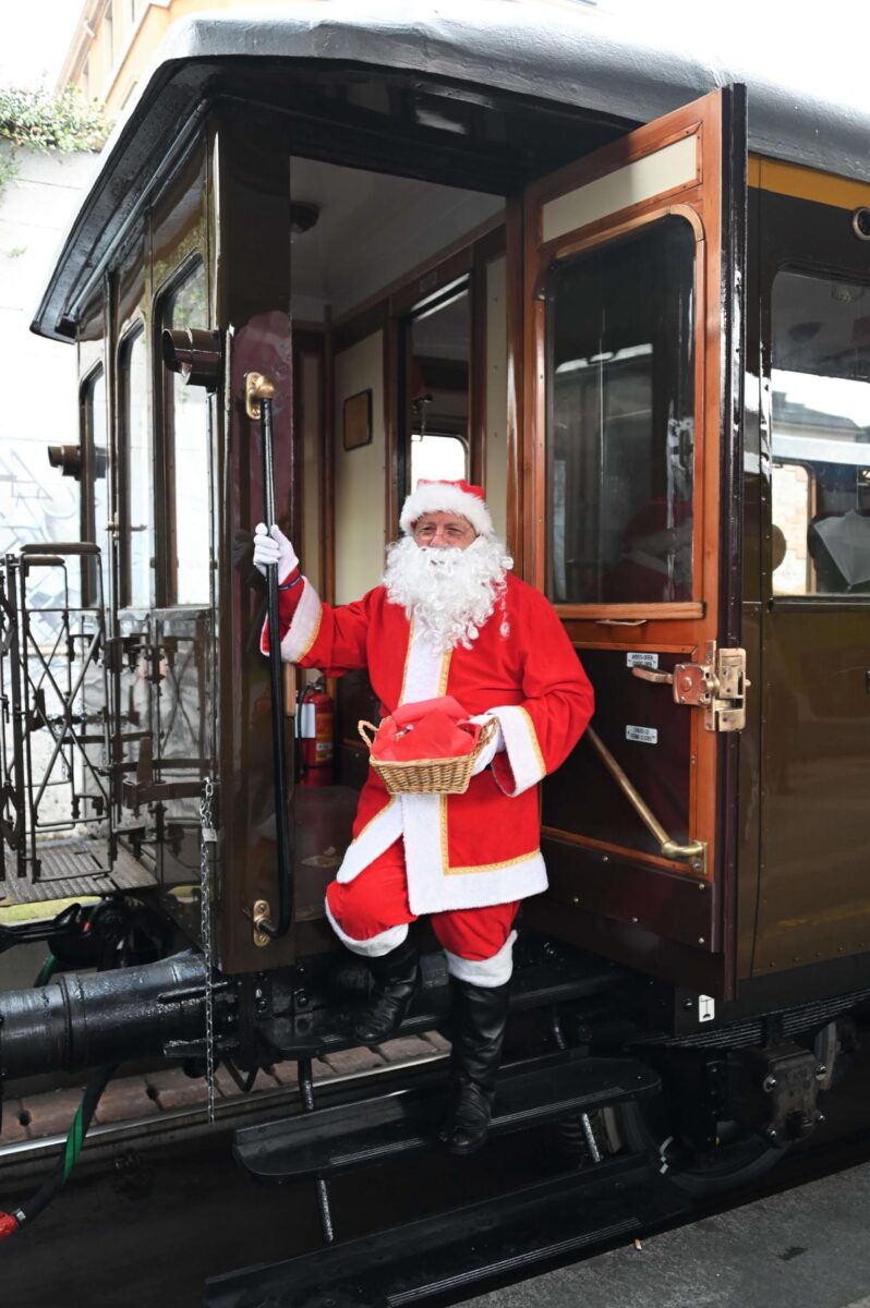 Il treno storico FNM per gli auguri di Natale Il treno storico FNM per gli auguri di Natale