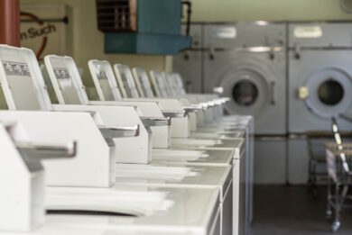 Palpeggia e tenta di baciare una donna, ma lei riesce a farlo arrestare