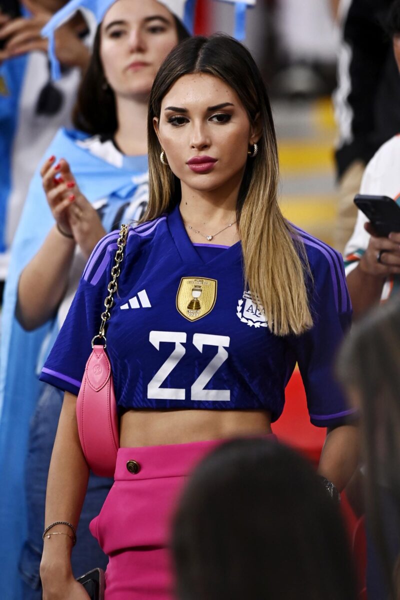 Lautaro Martinez, Agustina Gandolfo tra spiaggia e stadio: regina del Qatar