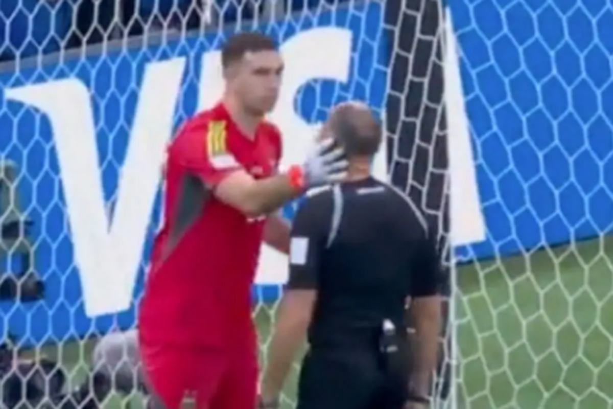 Argentina, il rito del portiere sui rigori: sputa sui guanti e poi… Video Argentina, il rito del portiere sui rigori: sputa sui guanti e poi… Video