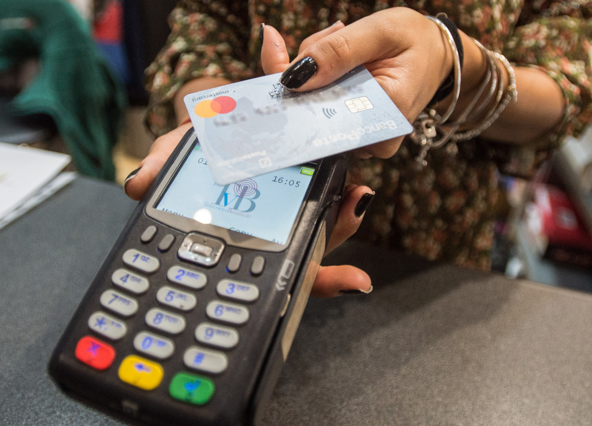 Roma, hotel fantasma per truffare turisti Usa con falsi Pos: coppia in arresto Roma, hotel fantasma per truffare turisti Usa con falsi Pos: coppia in arresto