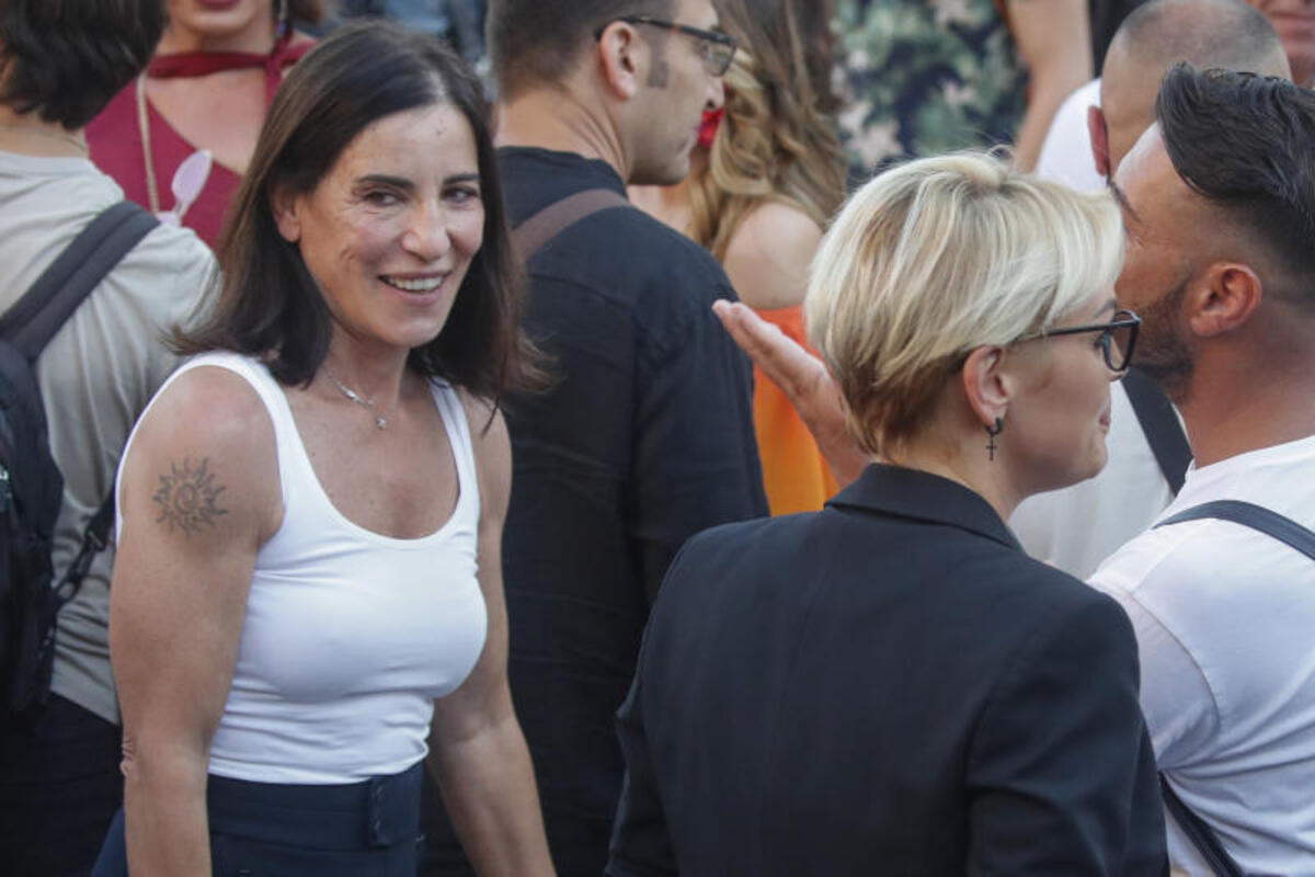 Caramella, il nuovo singolo di Paola Turci tra canne, trap e il suo matrimonio Caramella, il nuovo singolo di Paola Turci tra canne, trap e il suo matrimonio
