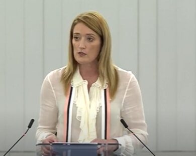 Qatar gate, l’affondo di Metsola: “La democrazia europea è sotto attacco”