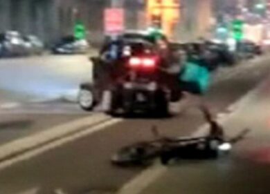 Milano, investe di proposito un rider. L’avvocato: “Tentato omicidio”. VIDEO