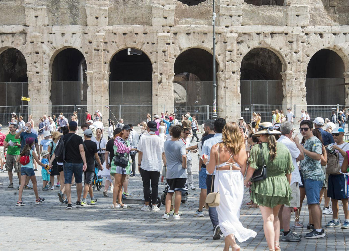 Roma, hotel fantasma per truffare turisti Usa con falsi Pos: coppia in arresto Roma, hotel fantasma per truffare turisti Usa con falsi Pos: coppia in arresto