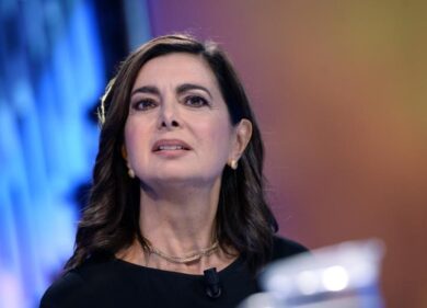 Boldrini difende Lady Soumahoro e scivola sulle borse Vuitton false