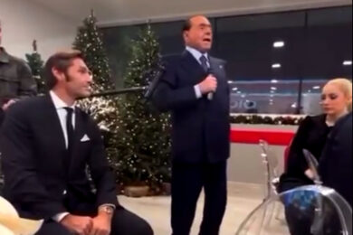 Berlusconi show: “Se vincete con Milan o Juventus vi mando un pullman di tr..”