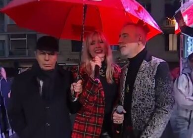 Bruno Vespa regge l’ombrello ai Jalisse a Viva Rai 2. La sua faccia dice tutto