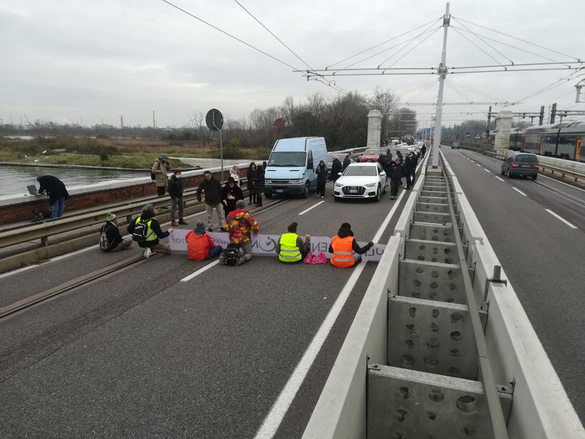 Galleria foto 'Venezia prossima vittima del collasso climatico: l’allarme e le proteste' - foto 1