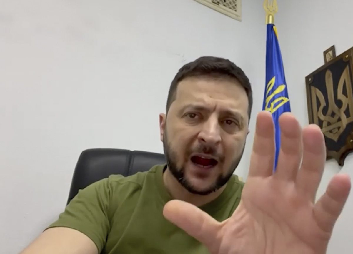Zelensky presenta un piano di pace. Mosca pronta a un attacco su larga scala Zelensky presenta un piano di pace. Mosca pronta a un attacco su larga scala