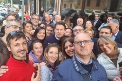 M5s, Conte allo Zen tra selfie e baci: “Non mollo sul reddito di cittadinanza”