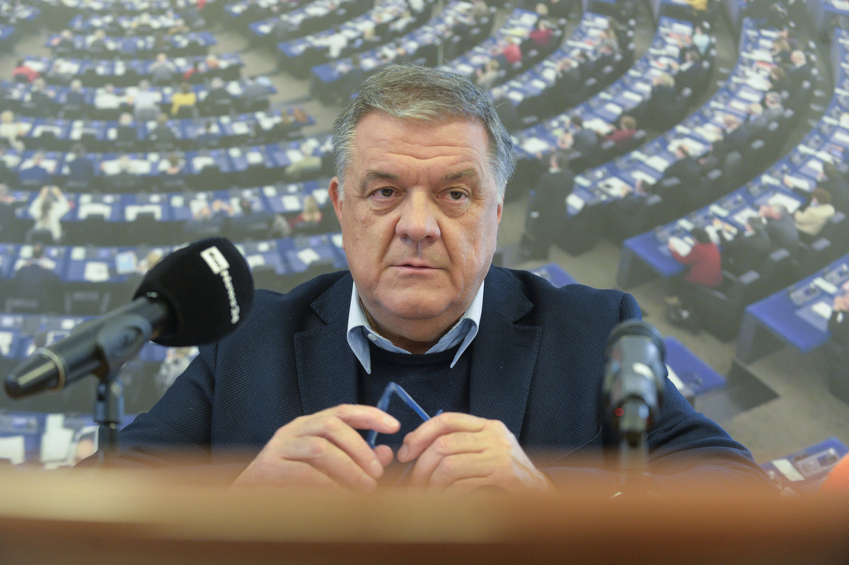 Qatar-gate, nella lista degli “amici” spunta Gualtieri. Lui: “Tutto falso”