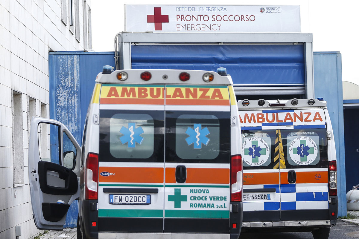 Covid, influenza e sinciziale: ospedali strapieni e stop ai ricoveri ordinari Covid, influenza e sinciziale: ospedali strapieni e stop ai ricoveri ordinari