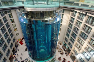 Berlino, è esploso il colossale AquaDom con 1500 pesci tropicali